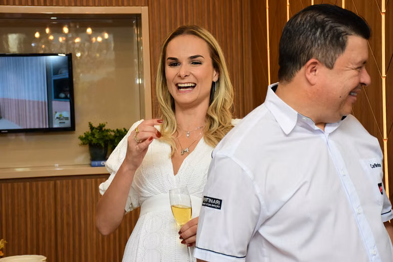 Juliana Saraiva recebe a 22ª edição da Revista Celebrar – foto 127