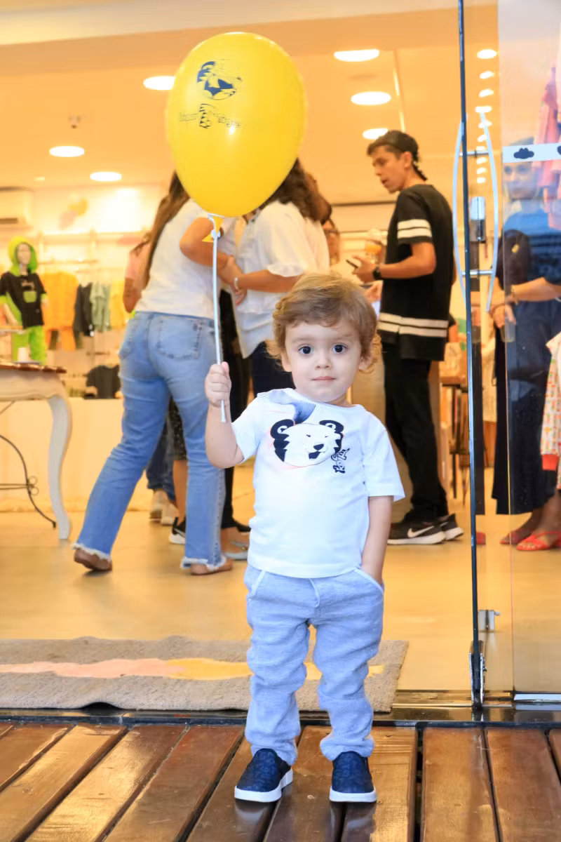 coquetel de lançamento lilica e tigor dourados