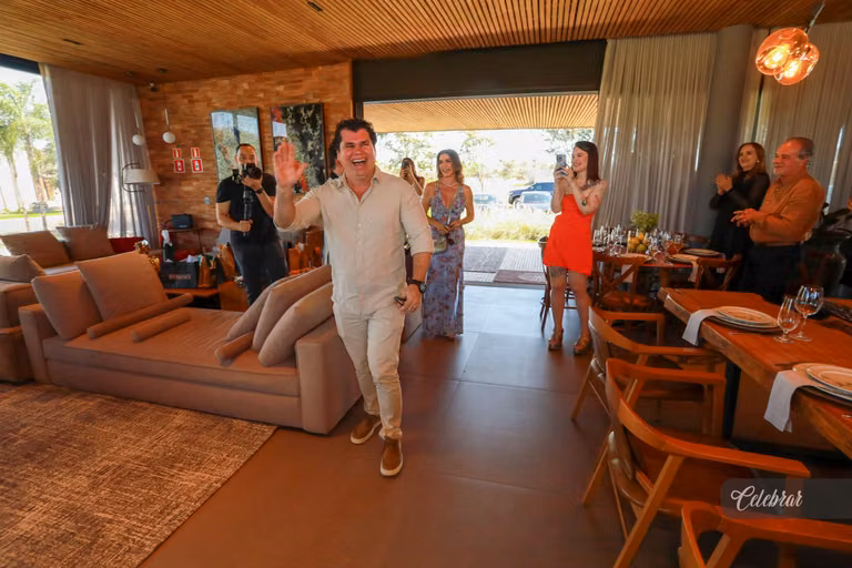 Cristiano Almeida comemora seus 38 anos em um almoço surpresa com amigos e parceiros – foto 89