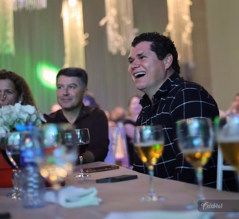 Uma noite para celebrar, cooperar e fazer o bem - 3° álbum – foto 37